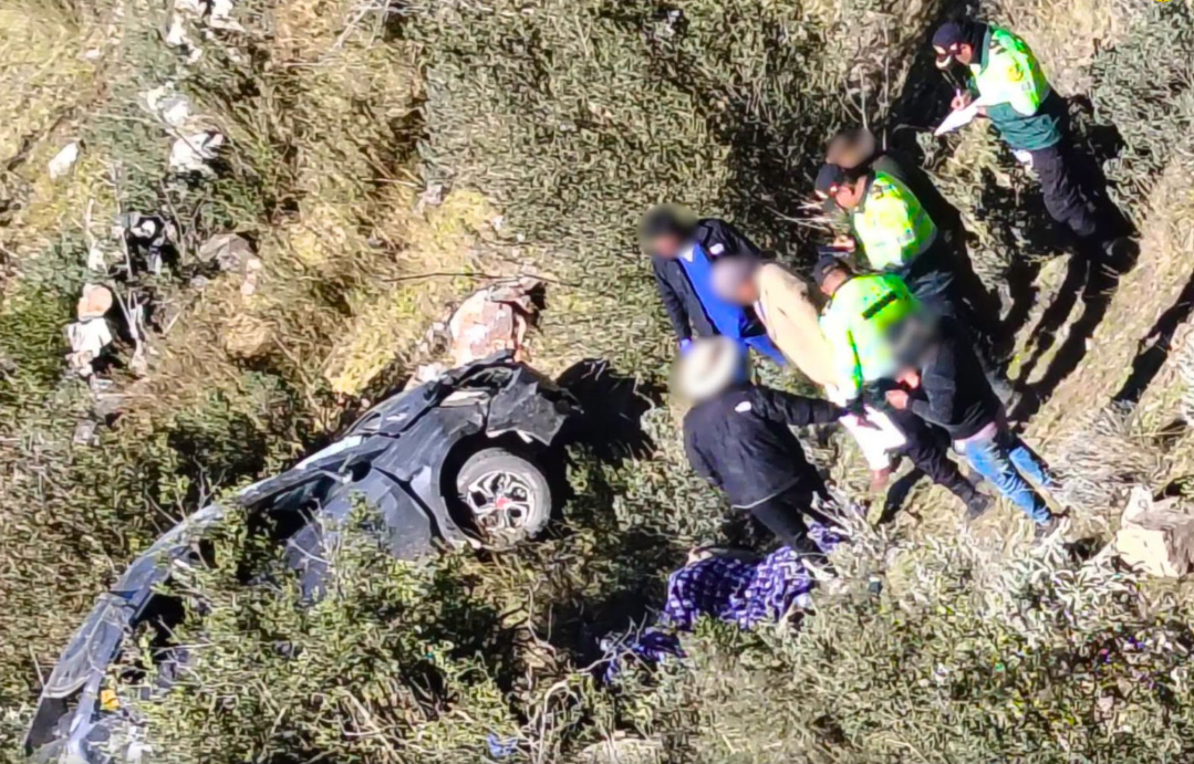 CONDUCTOR FALLECE TRAS DESPISTE Y VOLCADURA DE VEHÍCULO EN HAQUIRA